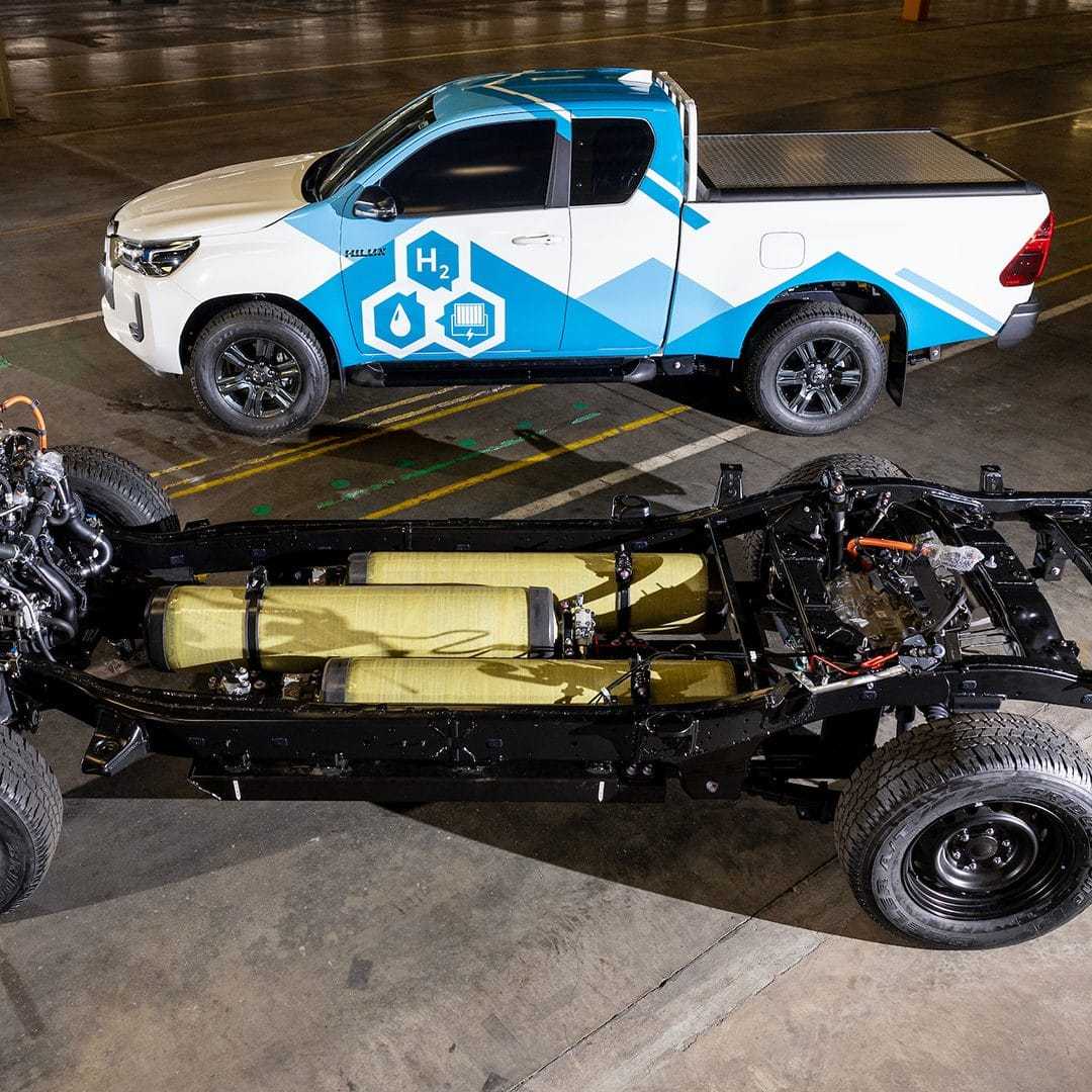 Blow- and injection-moulded parts for the Ricardo hydrogen Toyota Hilux